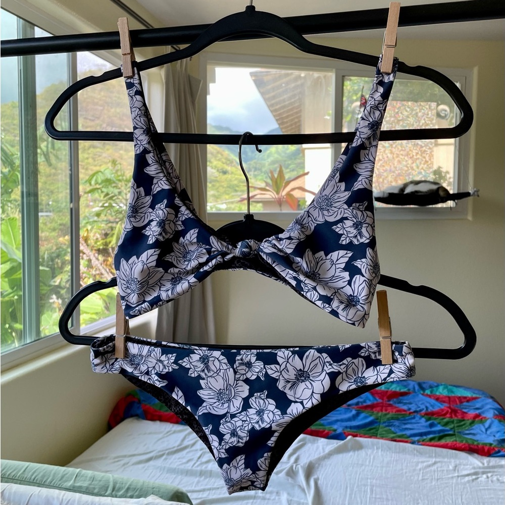 SOLD Acacia set Blue Magnolia sz Small